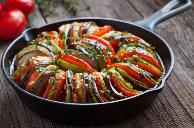 ခရမ်းချဉ်သီးနှင့် zucchini နှင့်အတူအပါအ